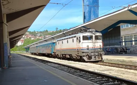 Ein Zug steht am Bahnsteig, bereit für die Fahrt von Sarajevo nach Mostar.