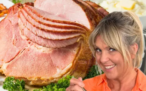 Pyszna szynka z piekarnika, idealna na rodzinny obiad, prezentowana przez uśmiechniętą kobietę.