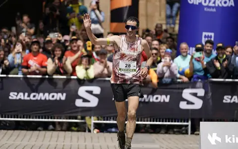 Kilian Jornet cruza la meta en Zegama, saludando a la multitud.