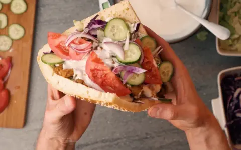 Kebab w bułce: 700-1000 kcal! Jak jeść i nie żałować?