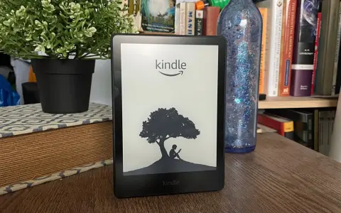 Czytnik Kindle z grafiką drzewa i siedzącą pod nim postacią. Idealny do przechowywania wielu **plików epub**.
