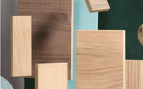 Muestras de madera con veta marcada, algunas con texturas lineales y otras lisas, sobre fondos de colores.