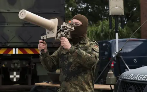 Soldat mit Drohnenlizenz trainiert mit einem Richtfunkgerät, das zur Steuerung von Drohnen dient.