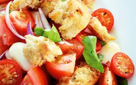 Ein frischer Brotsalat mit Tomaten, Mozzarella und Basilikum. Dieses Brotsalat Rezept ist perfekt für den Sommer.