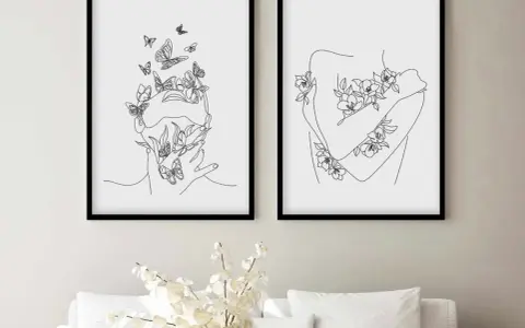 Deux tableaux abstraits noir et blanc gris : un visage orné de papillons, l'autre une silhouette embrassant des fleurs.