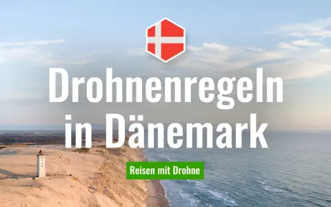 Drohnenregeln in Dänemark: Ein Leuchtturm an der Küste und die dänische Flagge. Reisen mit Drohne in Dänemark.