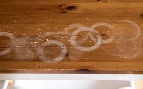 Taches blanches sur bois, traces de verres. Comment enlever tache de gras sur bois ?