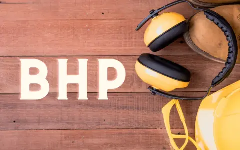Co powinna zawierać instrukcja bhp, aby zapewnić bezpieczeństwo w pracy?