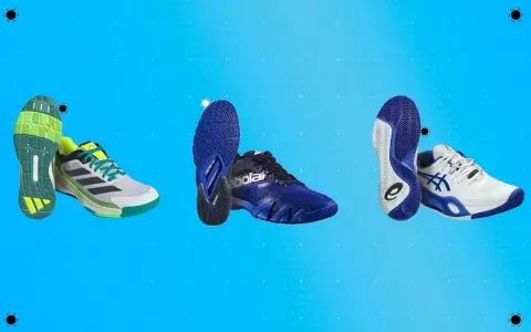 Tre paia di scarpe sportive, con suole in evidenza, mostrano diversi tipi di scarpe per il tennis.