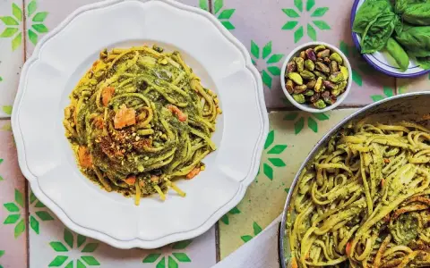 Makaron z pesto, posypany pistacjami i kawałkami łososia. Idealny pomysł, co dodać do makaronu z pesto, by był jeszcze pyszniejszy.