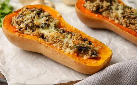 Moitié de courge butternut farcie de riz et de champignons, gratinée au fromage. Un délice qui fait oublier la différence potiron et citrouille goût.