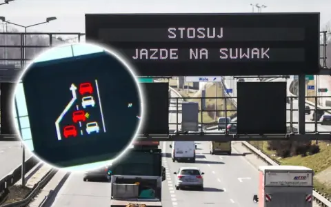 Zbliżenie na ekran z grafiką samochodów i znak drogowy z napisem "STOSUJ JAZDĘ NA SUWAK".