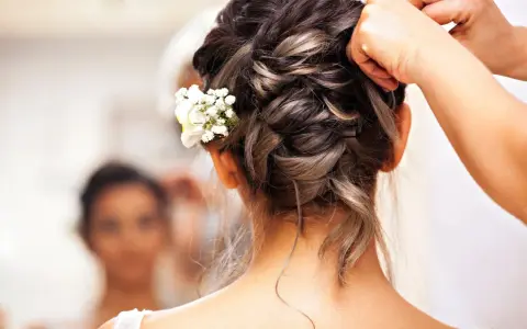 Upięcie włosów w stylu boho na ślub, z delikatnymi kwiatami.
