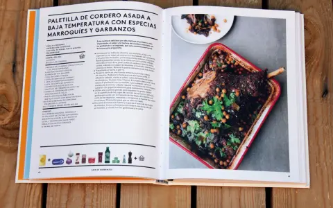 Paletilla de cordero asada con garbanzos y especias marroquíes. Recetas con ingredientes básicos para un plato delicioso.