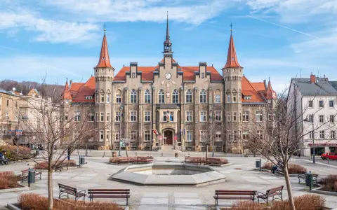 Ratusz w Wałbrzychu, piękny budynek z wieżyczkami, to jedno z miejsc, co zobaczyć w Wałbrzychu.