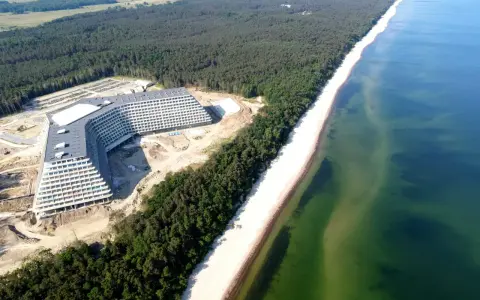 Nowy hotel Gołębiewski w Pobierowie, idealne miejsce na wakacyjny booking. Widok z lotu ptaka na budowę i plażę.