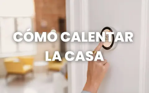 A mano ajusta un termostato inteligente, mostrando cómo calentar una casa económicamente.