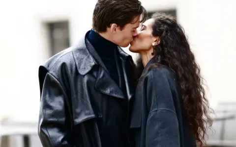 Para Skorpiona miłosny dzienny: namiętny pocałunek w deszczu, jakby wyjęty z romantycznego filmu.