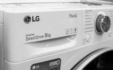Pralka LG ThinQ Inverter DirectDrive 8kg nie chce się włączyć. Widoczny panel sterowania i logo LG.