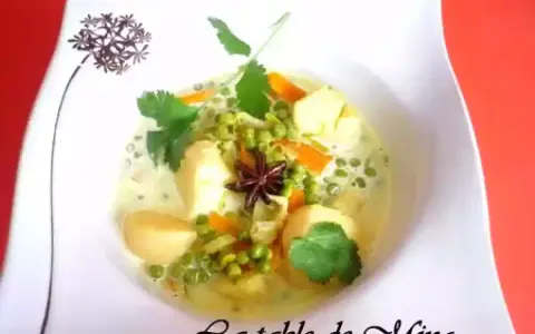 Délicieux nage de st jacques aux légumes verts et carottes, parfumé d'anis étoilé. Un plat léger et savoureux.