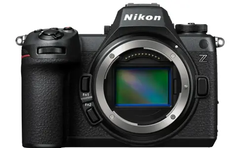 Zbliżenie na korpus czarnego aparatu Nikon Z z widocznym sensorem.