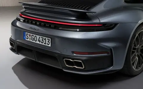 Tył Porsche 911 Turbo S w kolorze szarym, z charakterystycznym pasem świateł LED i podwójnymi końcówkami wydechu.