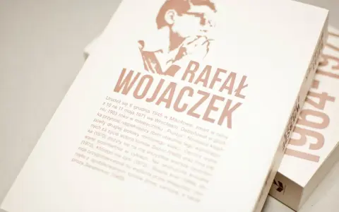Okładka książki z portretem Rafała Wojaczka i jego nazwiskiem. Tekst informuje o zbiorze jego wierszy.