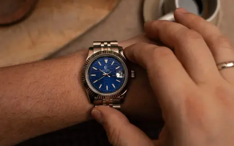 Elegancki smartwatch do garnituru z niebieską tarczą i stalową bransoletą, idealny na biznesowe spotkania.