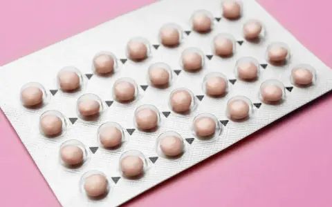 Blister opakowania z różowymi tabletki antykoncepcyjne. Różne rodzaje tabletek antykoncepcyjnych mogą mieć różne opakowania.