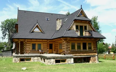 Jakie drewno wybrać do budowy domów z bali? Sprawdź najlepsze opcje