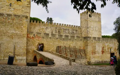 Das Castelo de São Jorge in Lissabon mit seiner steinernen Brücke und den Zinnen.