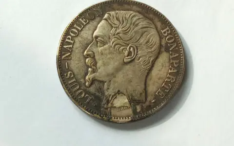 Pièce de monnaie ancienne, profil de Louis-Napoléon Bonaparte, inscription "LOUIS-NAPOLEON BONAPARTE". La valeur pièce louis-napoléon bonaparte 1852 est estimée.