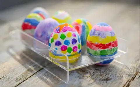 Huevos de Pascua decorados con vibrantes colores y patrones, listos para la búsqueda. ¡Un festín visual de colorear huevos de Pascua!