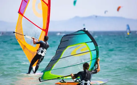 Windsurfing: Jaki wiatr jest idealny dla Ciebie? Sprawdź!