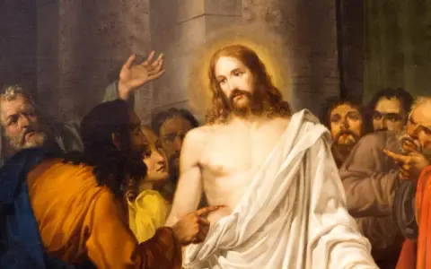 Ein Mann zeigt auf Jesus, der von einer Menge umgeben ist. Die Frage "warum Jesus von Nazareth" wird in diesem Moment der Anklage oder des Zweifels gestellt.