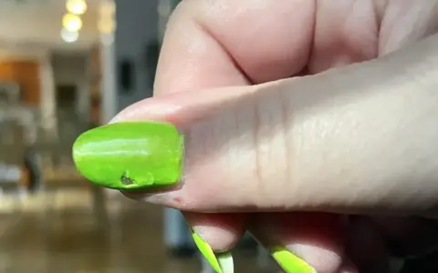 Zastanawiasz się, ile schnie lakier do paznokci? Ten jaskrawozielony manicure wygląda na świeżo pomalowany, ale czy jest już suchy?