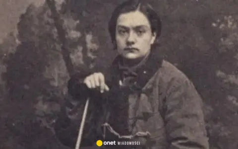 Portret Anny Pustowójtówny w stroju z epoki, oparta o laskę.