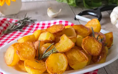 Patate arrosto in padella, dorate e croccanti, profumate al rosmarino. Un contorno perfetto per ogni pasto.