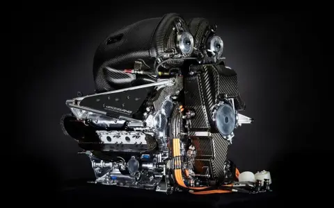 Motor Mercedes-AMG de alta tecnología, anticipando los motores F1 2026. Diseño complejo en fibra de carbono y metal pulido.
