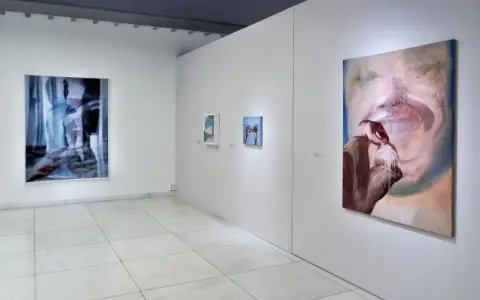 Galeria sztuki z abstrakcyjnymi obrazami. Inspiracja, jak zaprojektować zaproszenie na wernisaż lub premierę książki, może przyjść z tych dzieł.