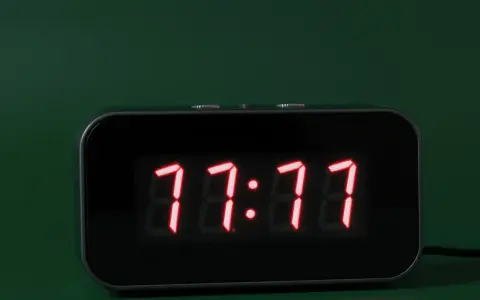 Cyfrowy zegar pokazuje 11:11. To moment, gdy numerologiczna 11 i 7 łączą się, tworząc magiczną chwilę.