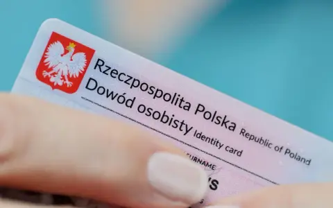 Dłoń trzyma polski dowód osobisty. Dowiedz się, jak zastrzec dowód osobisty w razie zgubienia lub kradzieży.