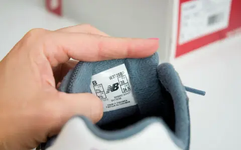 Metka buta New Balance z rozmiarem EU 38. Sprawdzamy, czy to new balance podróbki a oryginał.