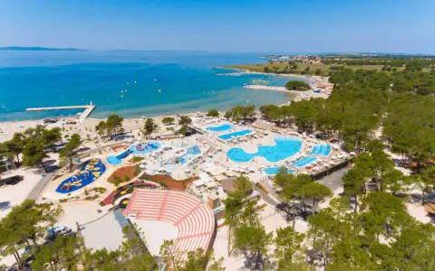 Idealny weekend majowy nad morzem: rozległy aquapark z basenami i zjeżdżalniami, plaża i błękitne morze.