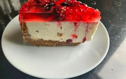 Pyszny sernik na zimno z galaretką i owocami leśnymi na kruchym spodzie. Idealny na letnie popołudnie.