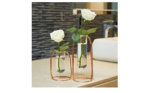 Dos jarrones de cristal grandes con rosas blancas, ideales para decorar tu hogar con elegancia.
