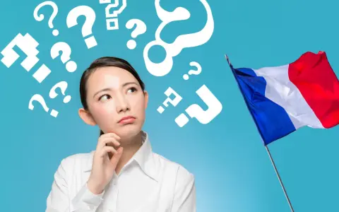Joven pensativa rodeada de signos de interrogación, con la bandera de Francia ondeando. ¿Será que está aprendiendo el idioma de Francia?