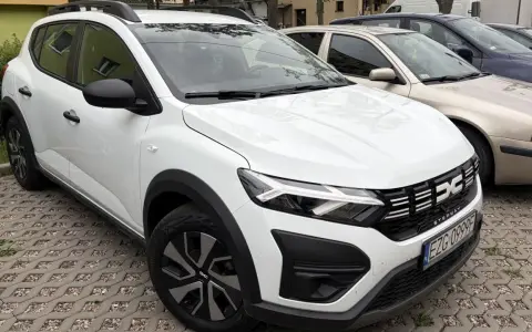 Biały Dacia Sandero Stepway na parkingu. Wiele osób szuka dacia sandero stepway opinie, ten model wygląda obiecująco.