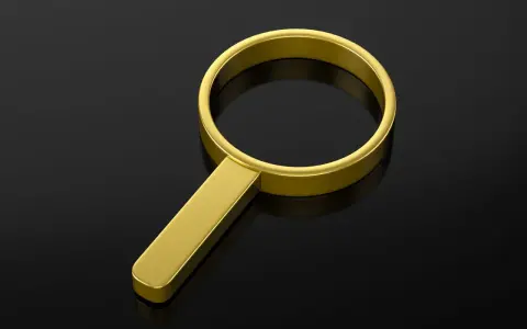 Lente d'ingrandimento in **oro 24 carati** su sfondo nero lucido, simbolo di ricerca preziosa.