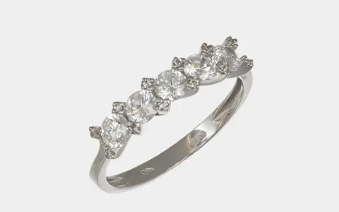 Anello in argento con cinque zirconi incastonati, un simbolo di eleganza e valore.